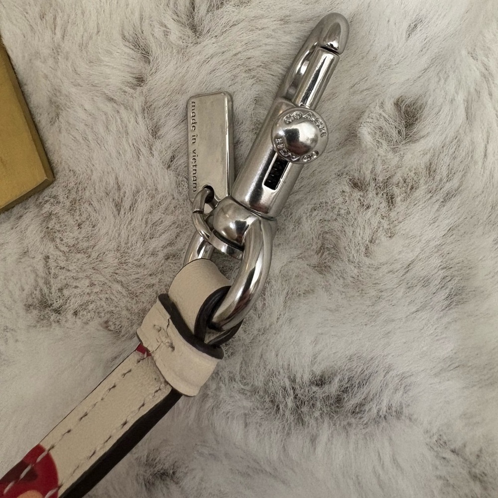 Coach NWOT Cherry Sunglasses Glasses case with clip Leather Silver Hardware - Picture 9 of 9
